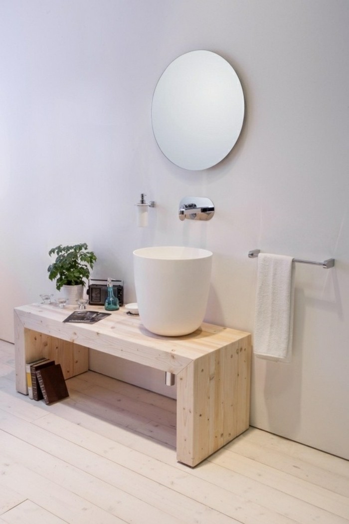 badgestaltung-ideen-runder-spiegel-hölzerne-möbel
