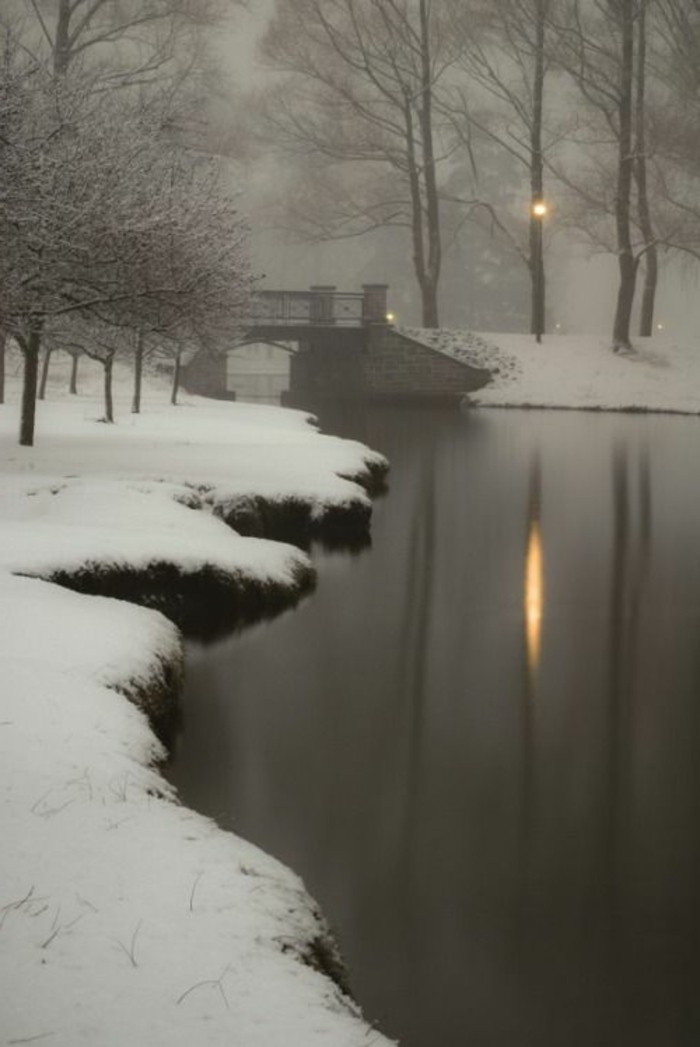 beeindruckendes-Winterbild-See-Schnee-Wasser-Brücke-dunkles-nostalgisches-Foto