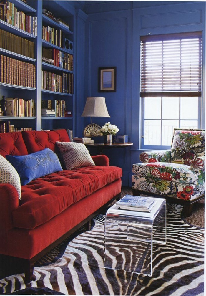 blau-gestaltetes-Zimmer-bunter-Sessel-stilvolle-Couch-rot