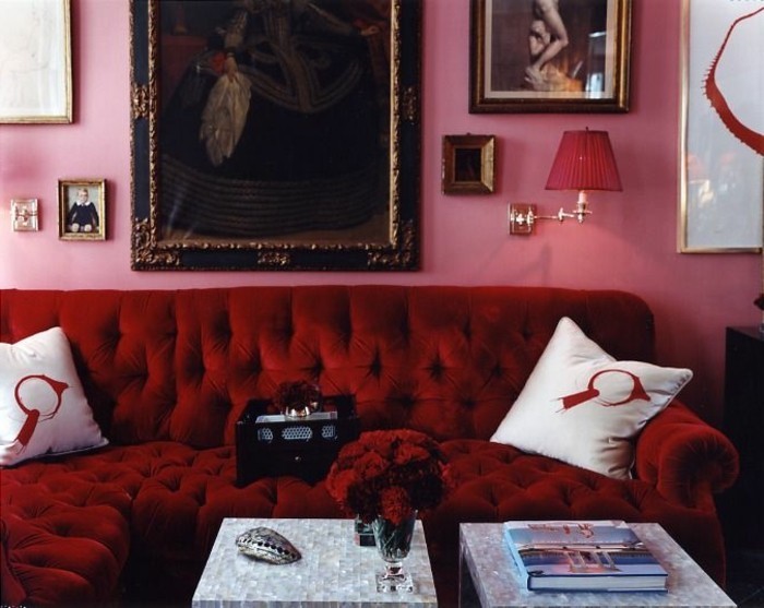 böhmisches-Interieur-rote-Wand-Wandbilder-stilvolles-Sofa-rot-Kissen