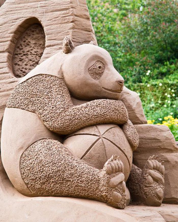 coole-Sandskulptur-von-süßem-Panda