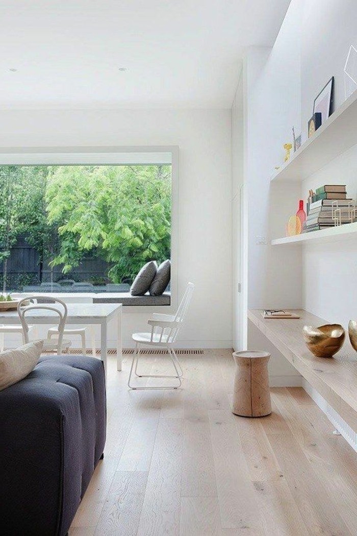 coole-moderne-Wohnung-wenige-Möbel-schöner-Ausblick-laminierter-Parkettboden