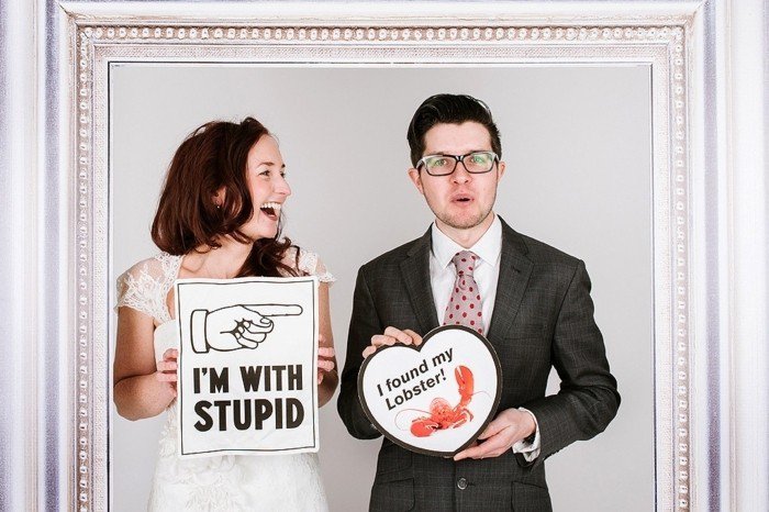 cooles-Hochzeitsfoto-Brautleute-mit-lustigen-Aufschriften
