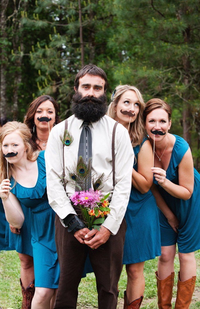 cooles-Hochzeitsfoto-Bräutigam-mit-Brautjungfern-Movember-Movement