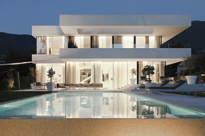 einfamilienhaus-bauen-weiße-minimalistische-gestaltung-mit-pool