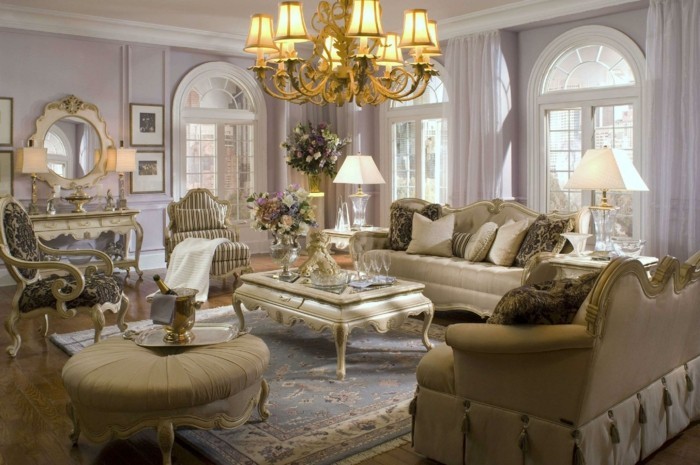 einrichtungsideen-wohnzimmer-eleganter-kronleuchter-und-beige-möbel