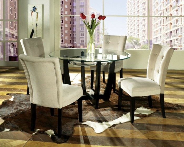 elegantes esszimmer gestalten - weiße stühle und runder tisch aus glas