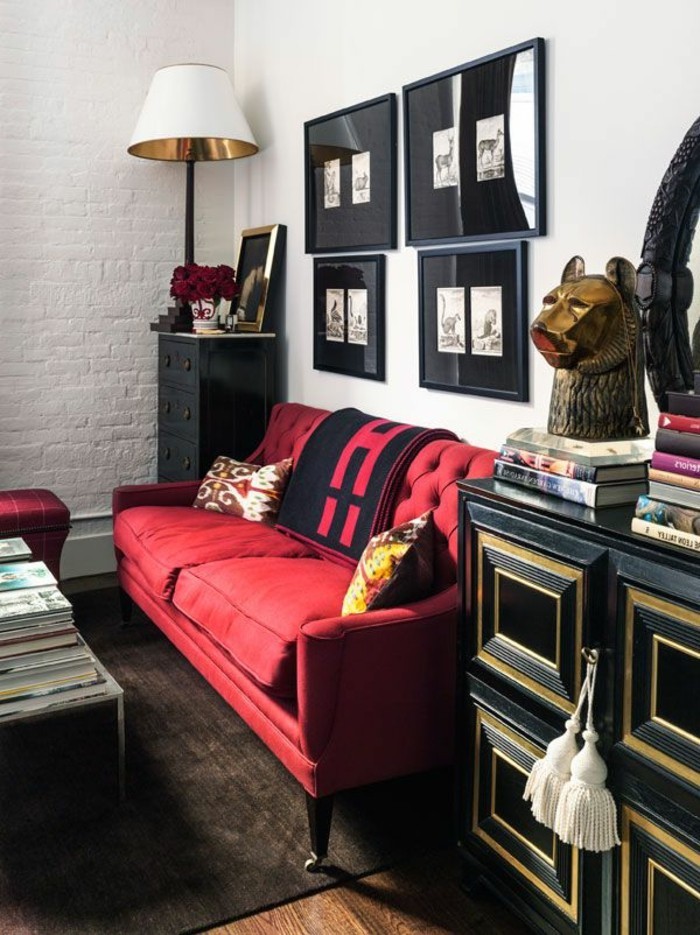 elegante-Wohnzimmer-Gestaltung-schwarzer-Schränke-Wandbilder-elegante-Couch-rot