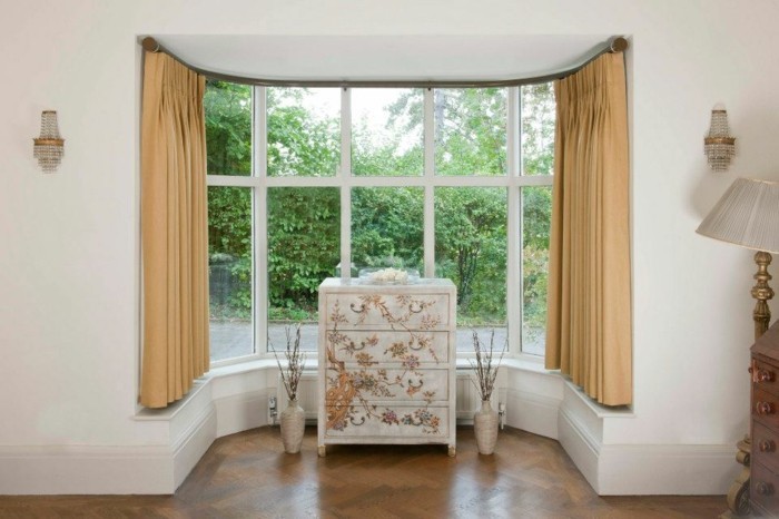 elegante-gardinen-im-wohnzimmer-schöner-sessel