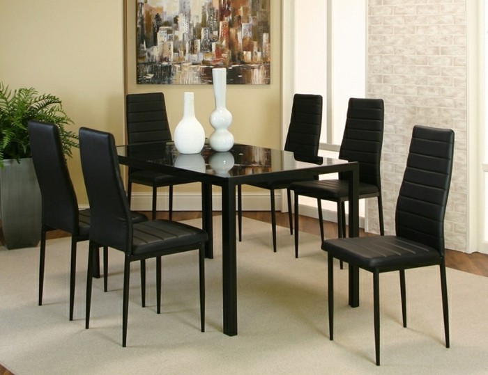 esszimmer-möbel-attraktives-modell-esstisch-und-schwarze-stühle