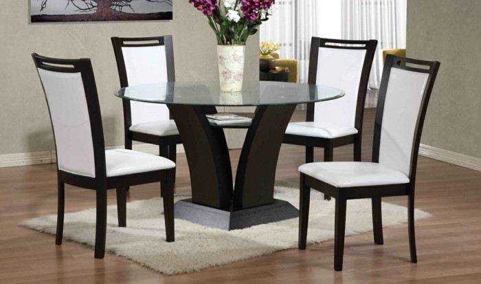 esszimmer-möbel-tisch-aus-glas-moderne-weiße-stühle