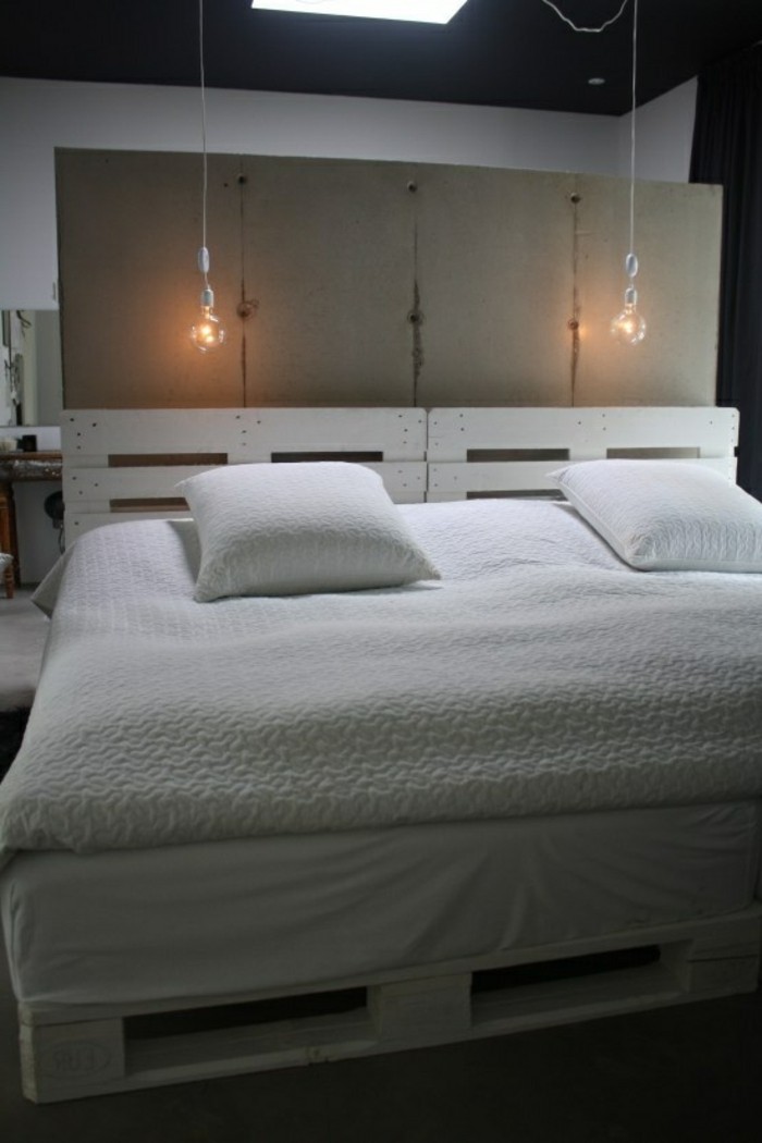 europalette-möbel-weiße-kissen-und-bettwäsche-im-schlafzimmer