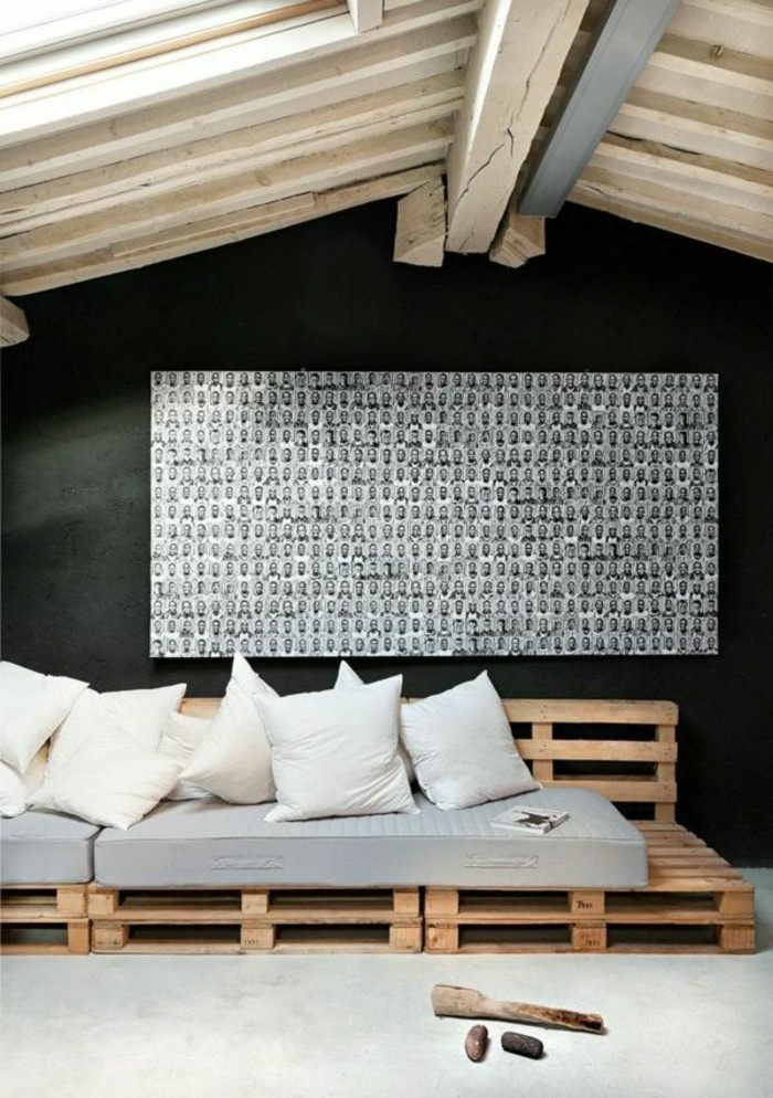 europaletten-möbel-weiße-kissen-hohe-zimmerdecke-wunderschönes-sofa-design