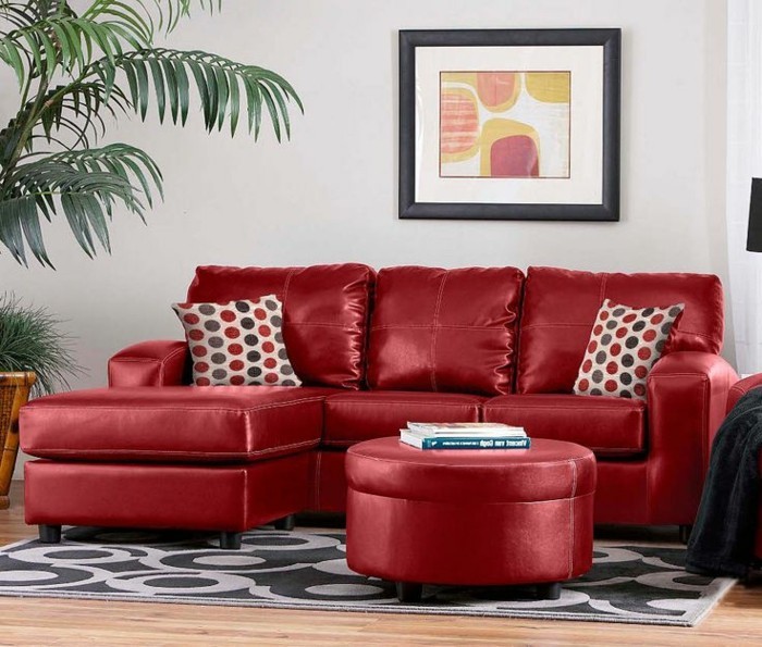 extravagante-rote-Couch-Hocker-Akzent-im-Raum