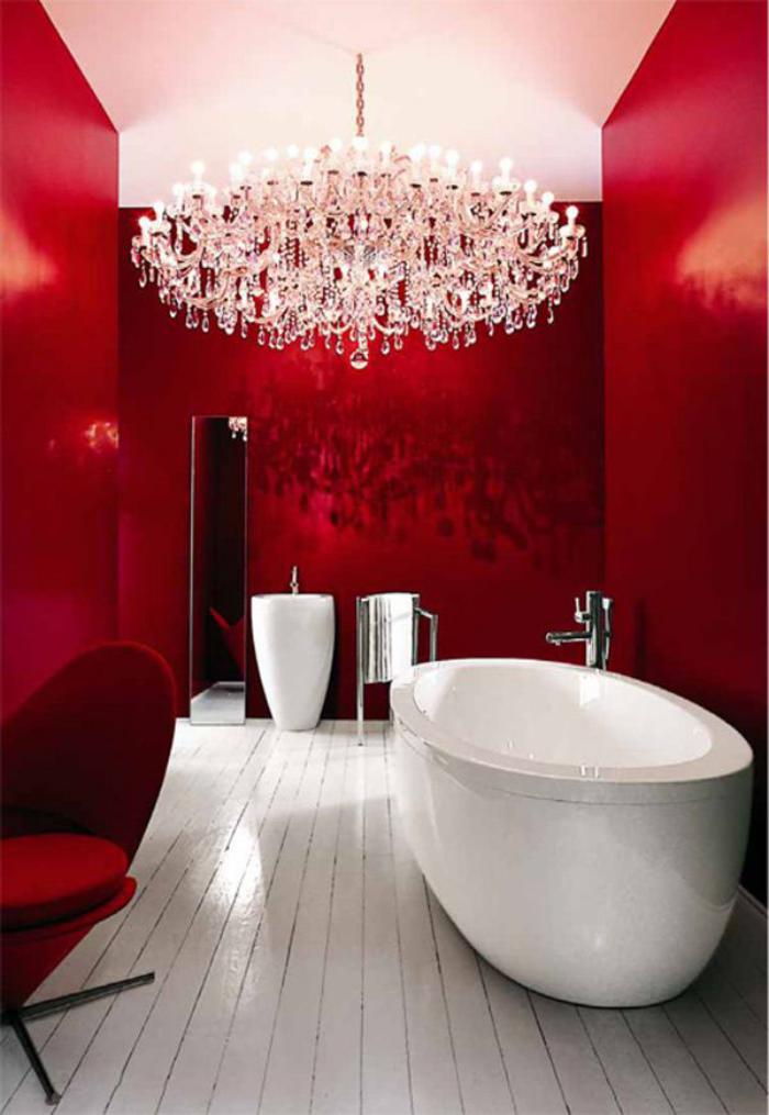 extravagantes-Badezimmer-Interieur-rote-Wände-moderner-Kronleuchter