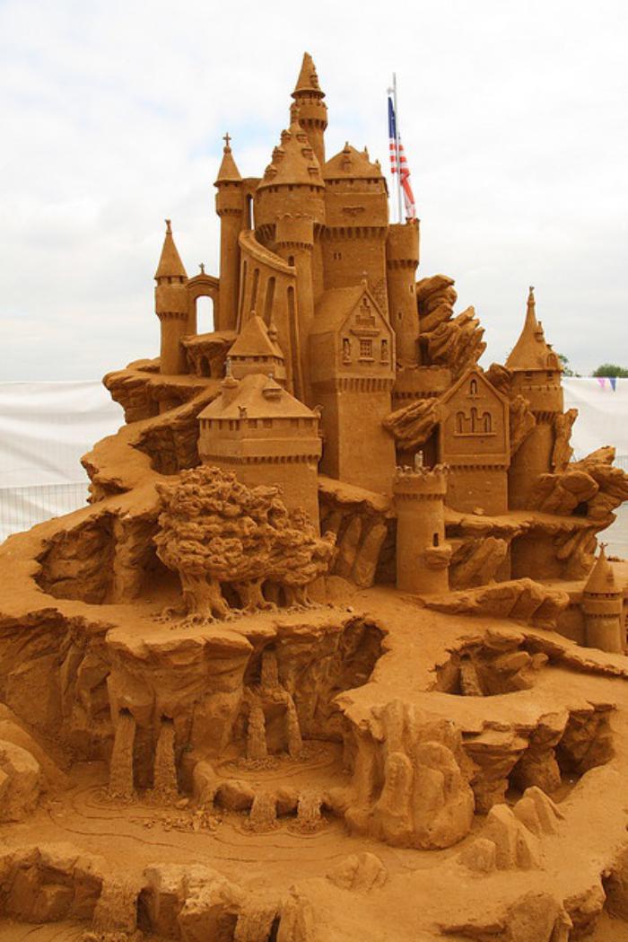 fantastische-Sandskulptur-von-großem-Schloss