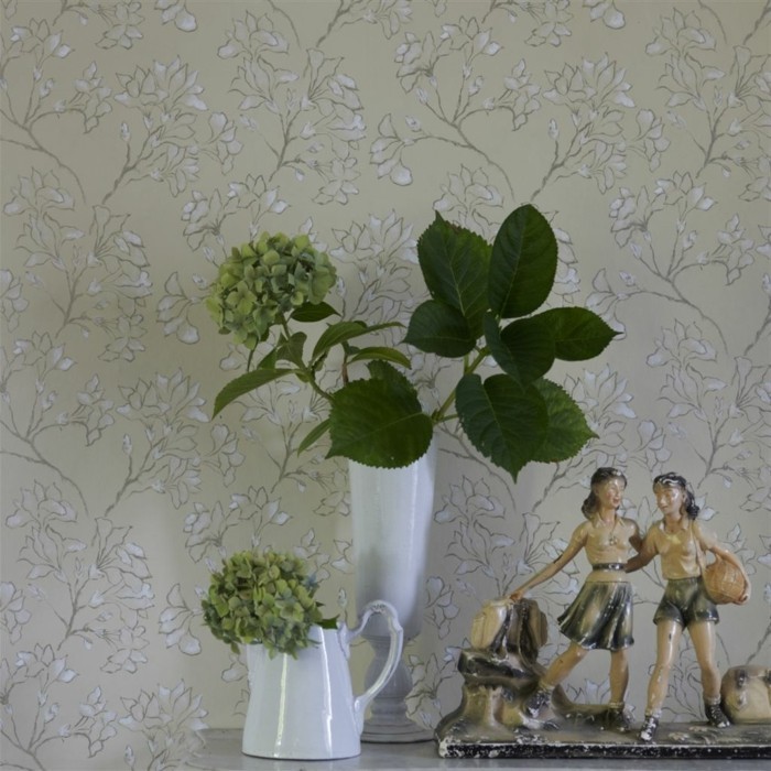 farbe-magnolia-grüne-pflanzen-in-vase-und-tapete-dahinter