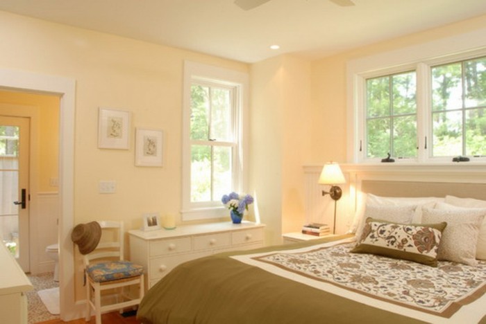 farbe-magnolia-kleines-sehr-schönes-schlafzimmer