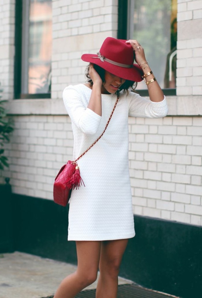 filz-hut-rot-und-kleine-tasche-weißes-Kleid