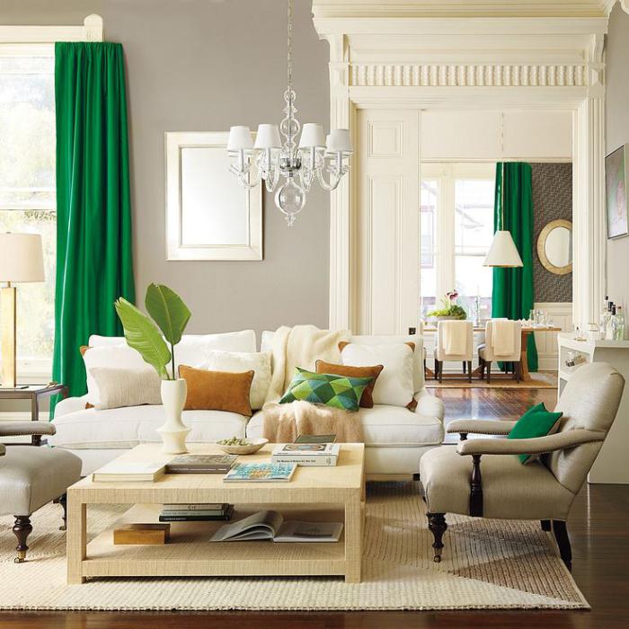 frisches-Wohnzimmer-Interieur-grüne-Gardinen-quadratischer-Couchtisch-Holz