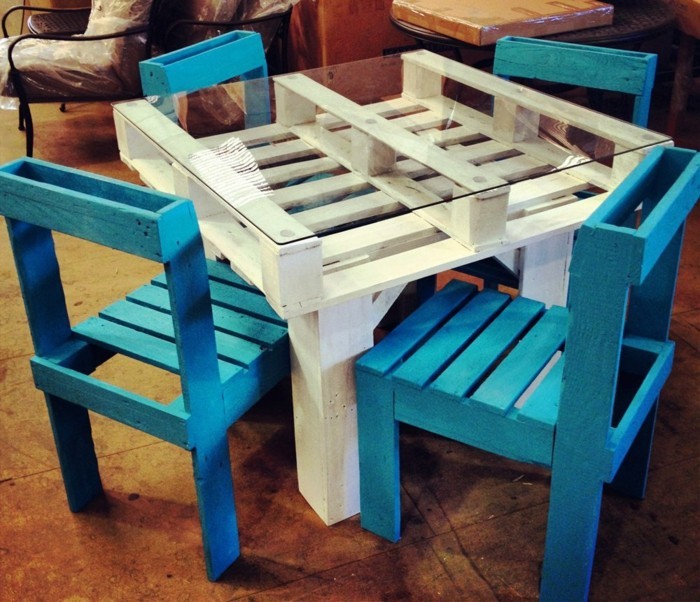 gartenmöbel-aus-paletten-blaue-stühle-und-weißer-tisch