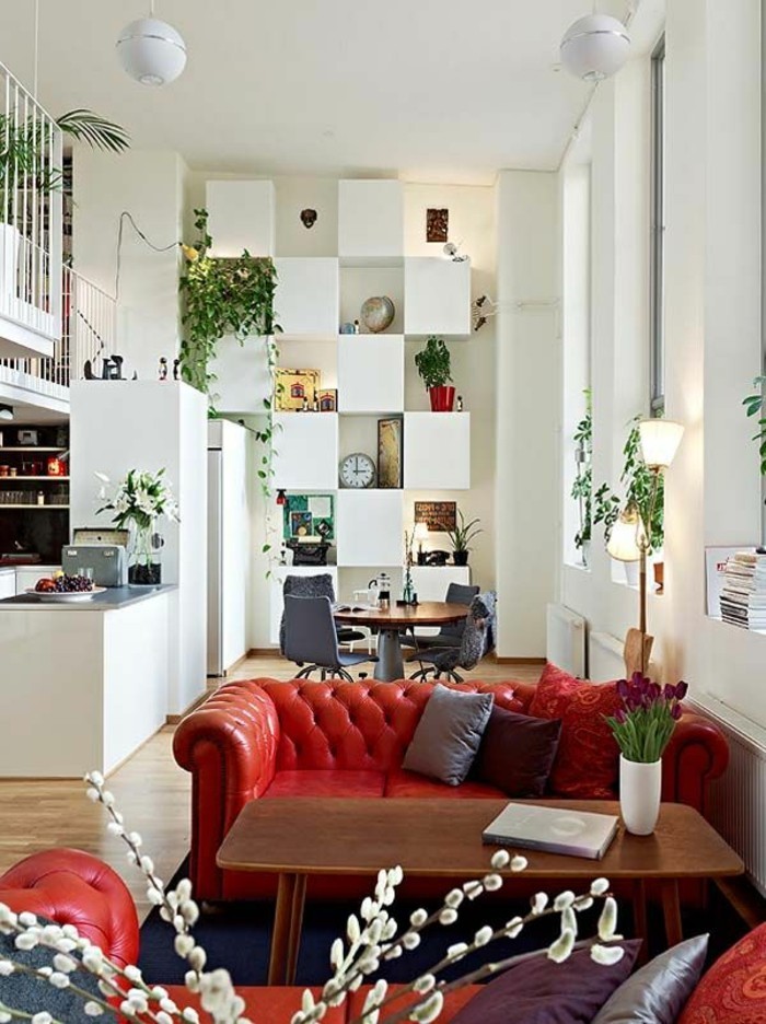 gegenwärtiges-Interieur-weiße-Wände-stilvolle-Möbel-rote-Ledercouch-mit-Knöpfen