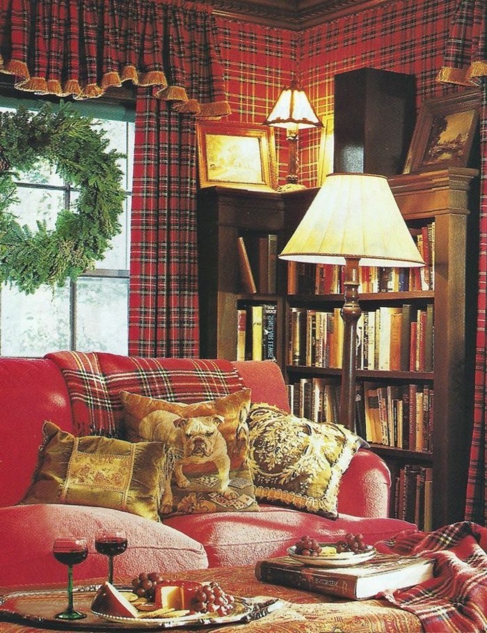 gemütliche-Atmosphäre-Weihnachtsdekoration-dekoriertes-Sofa-rot