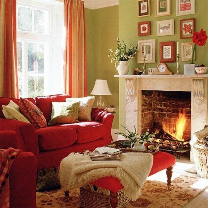 gemütliche-Atmosphäre-im-Wohnzimmer-Kamin-rote-Couch