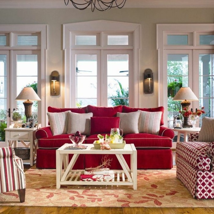 gemütliche-Einrichtung-schöne-bunte-Muster-florale-Motive-rote-Couch
