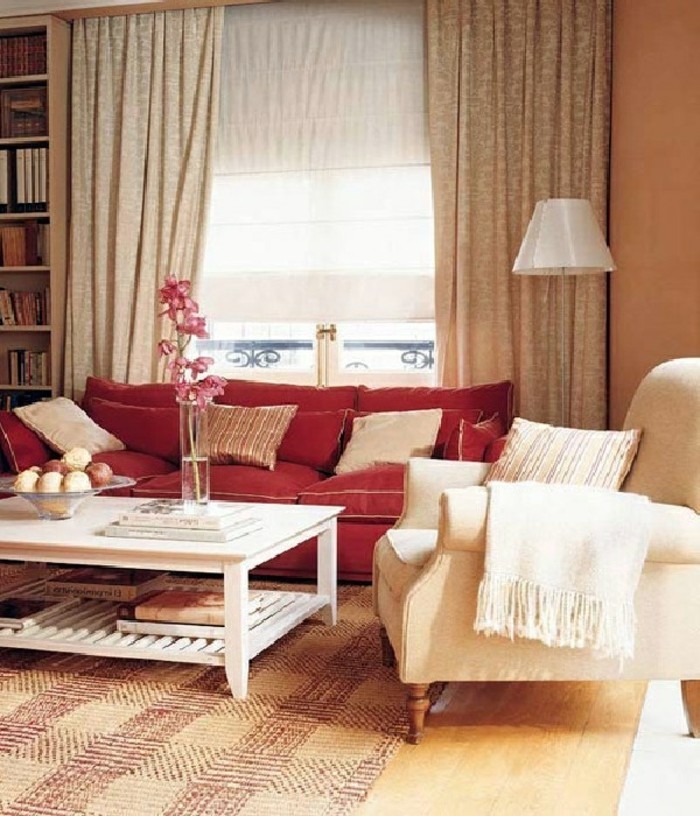 gemütliche-Wohnzimmer-Einrichtung-Pastellfarben-vintage-Teppich-rote-Couch