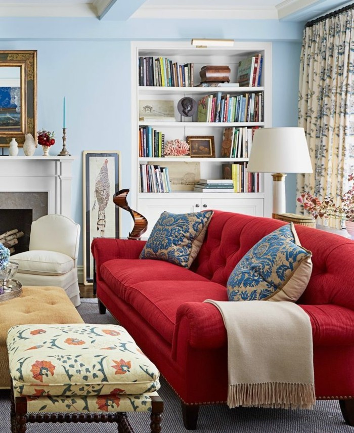 gemütliches-Wohnzimmer-bunte-Texturen-großes-rotes-Sofa