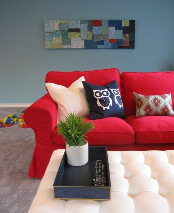 gemütliches-Wohnzimmer-extravagantes-Wandbild-bequemes-Sofa-rot