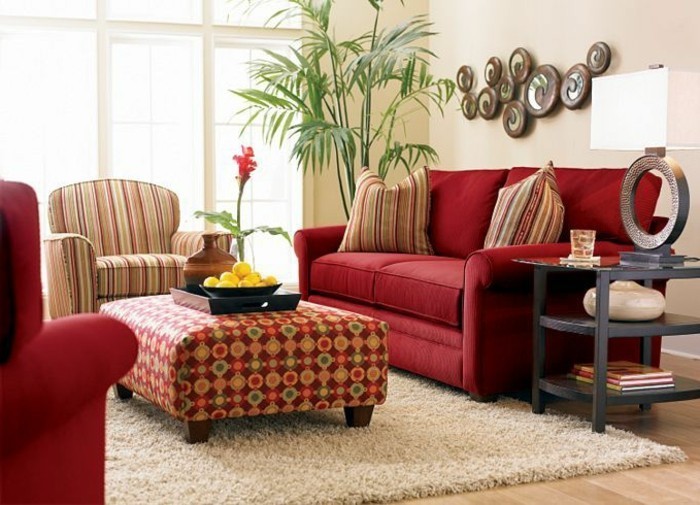 gemütliches-Wohnzimmer-schöne-Möbel-rote-Couch-Wanddekoration-Topfpflanze