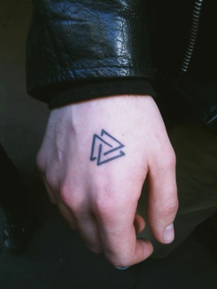 geometrische-Männer-Tattoos-zwei-Dreiecke