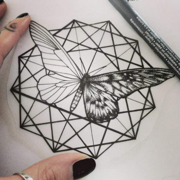 geometrische-Tattoos-für-Frauen-Schmetterling-Motiv