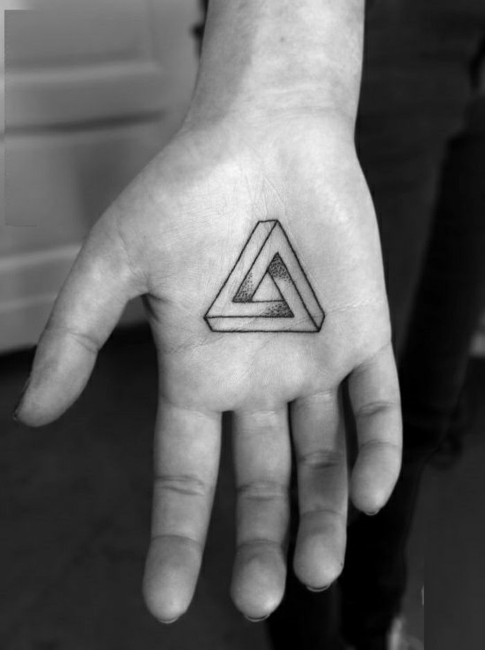 geometrisches-Tattoo-an-der-Handfläche-Dreieck-Darstellung