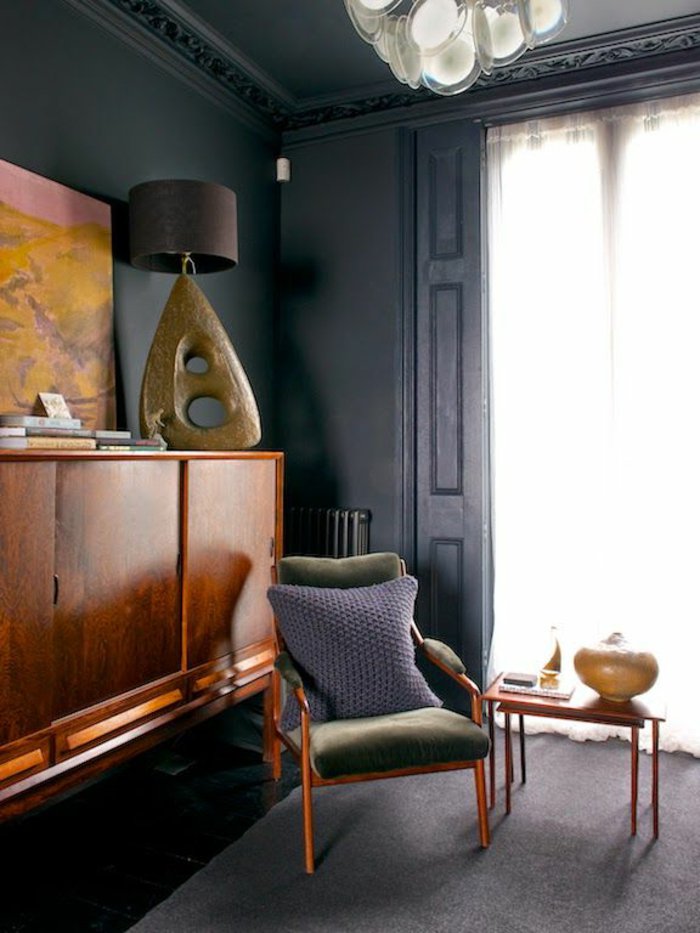graue-Wandfarbe-Wohnzimmer-vintage-Möbel