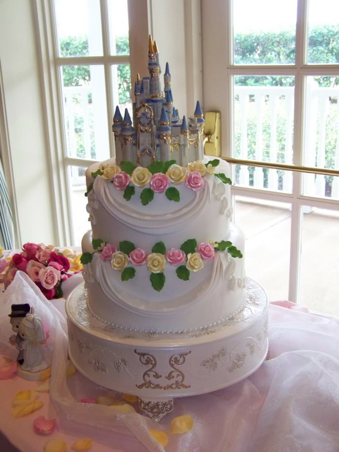großartige-Hochzeitstorte-in-Disney-Stil