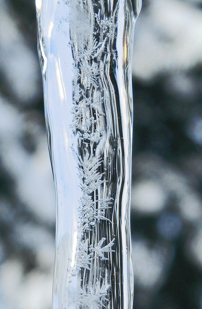großartige-Winterbilder-Eis-Kristalle-gefrorenes-Wasser-einzigartiges-Bild