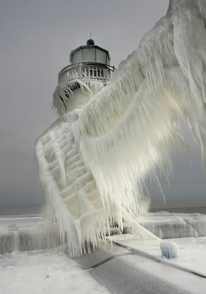 großartige-Winterbilder-gefrorene-Treppen-einzigartige-Eisformen