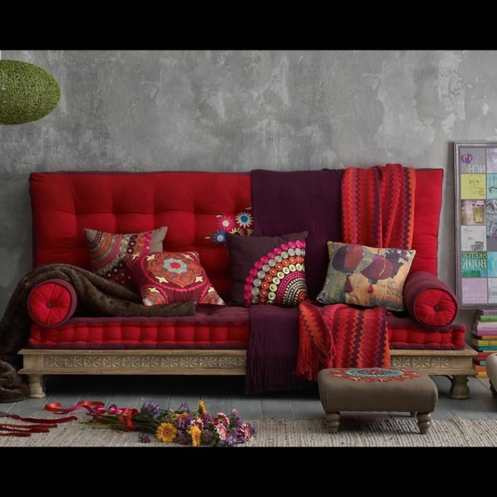 großartiges-Modell-Couch-rot-Kissen-mit-indischen-Motiven
