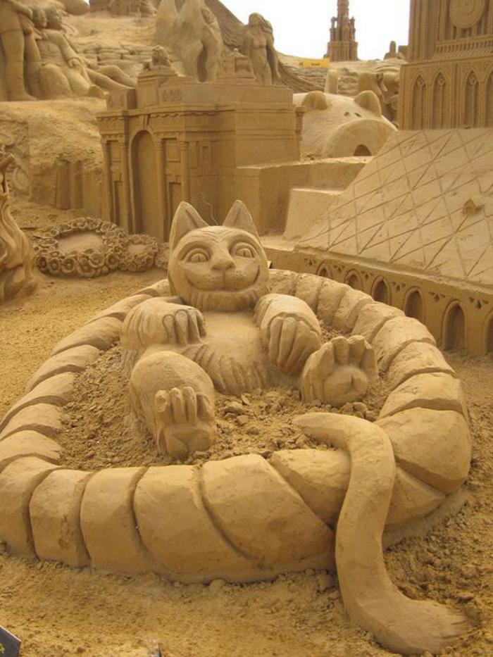 große-Kunst-Skulpturen-Katze-im-Schwimmbad