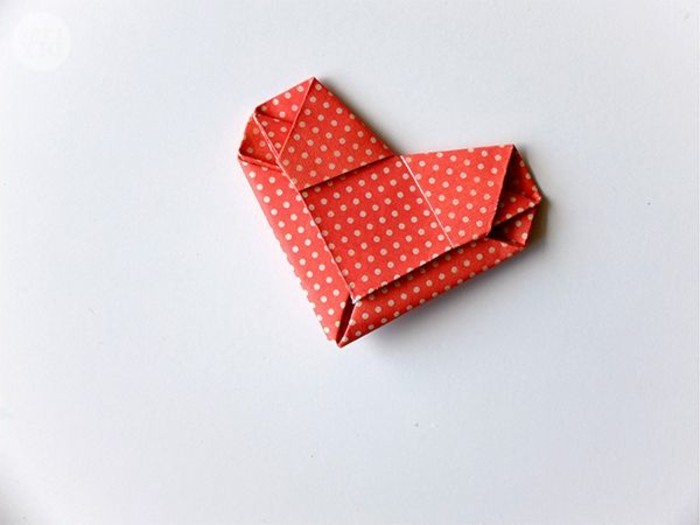 herzen-basteln-kreatives-design-in-rot-origami-idee