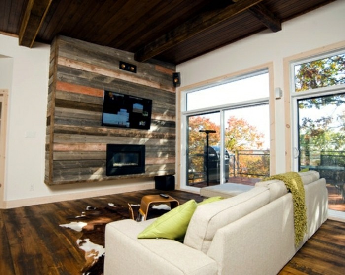 holzpaletten-möbel-weißes-sofa-und-kreative-wand-im-wohnzimmer