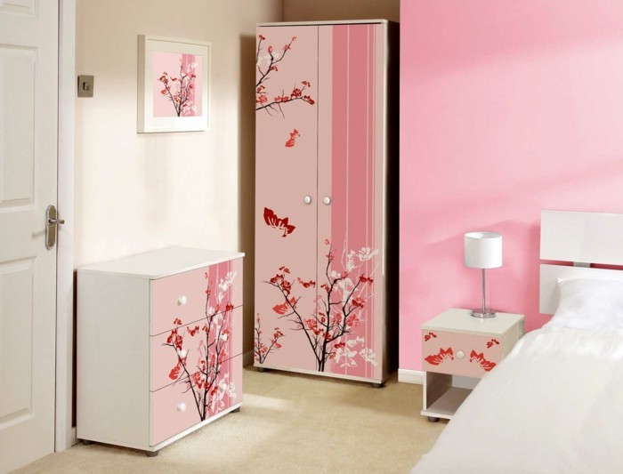 interessantes-mädchenzimmer-mit-rosigen-wänden-und-einem-großen-spiegel