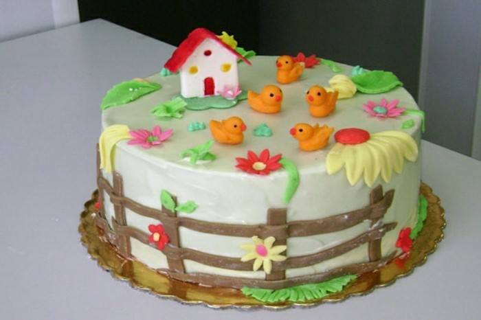 kindergeburtstagskuchen-buntes-modell-süße-torte