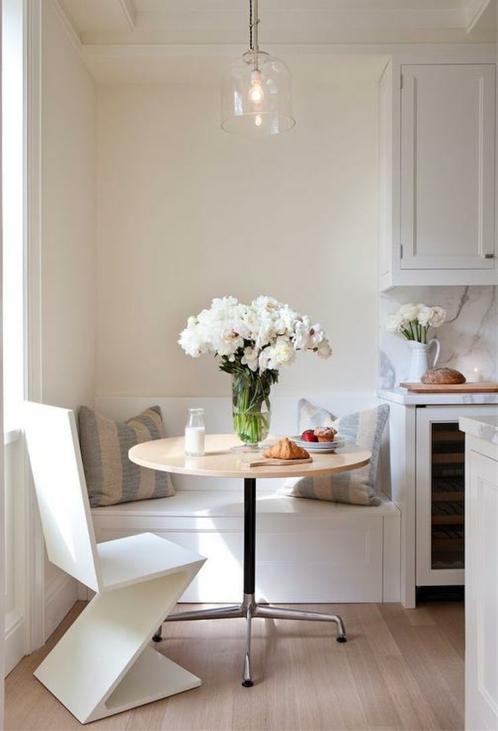 kreativ-gestaltete-sitzecke-in-der-küche-weiße-farbe