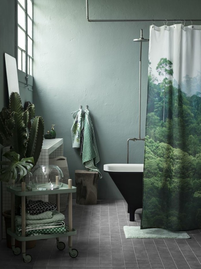 kreative-badgestaltung-ideen-wunderschöne-vorhänge-grüne-farbe-freistehende-badewanne