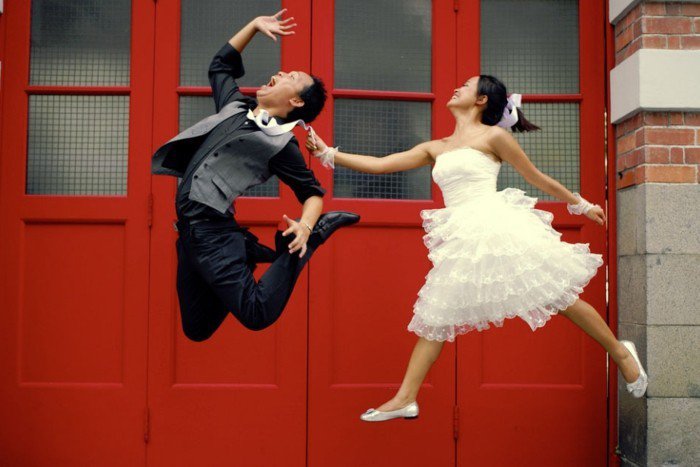 lustige-Hochzeitsfotos-glückliche-tanzende-Brautleute