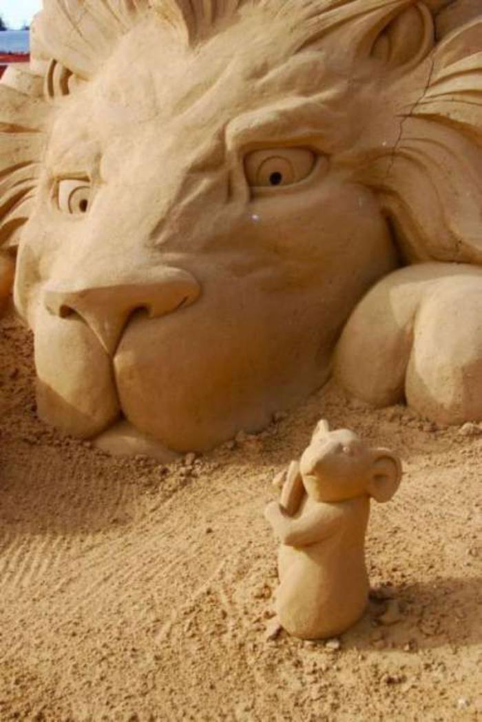 lustige-Sandskulptur-von-Löwe-und-Maus